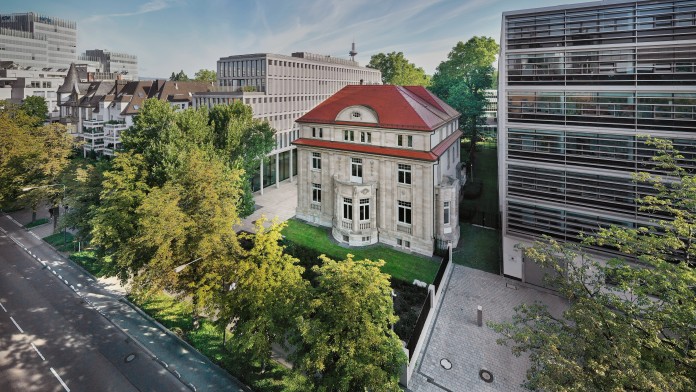 Luftaufnahme des KfW-Gebäudes "Villa 102" in Frankfurt von der gegenüberliegenden Straßenseite.