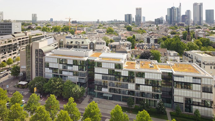 Luftaufnahme des Frankfurter KfW-Gebäudes Senckenberganlage. Im Hintergrund die Skyline.