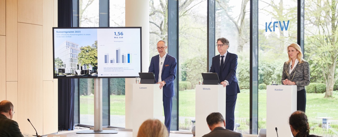 Die Bühne der Bilanzpressekonferenz: v.l.n.r.: Bernd Loewen, Stefan Wintels und Verena Köttker