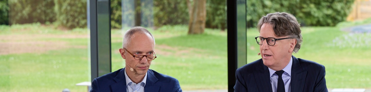 v.l.n.r. Vorstandsmitglied Bernd Loewen, Vorstandsvorsitzender Stefan Wintels und Direktorin der Konzernkommunikation Verena Köttker während der Bilanzpressekonferenz 2026 der KfW