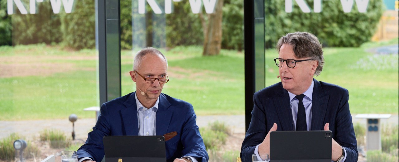 v.l.n.r. Vorstandsmitglied Bernd Loewen, Vorstandsvorsitzender Stefan Wintels und Direktorin der Konzernkommunikation Verena Köttker während der Bilanzpressekonferenz 2026 der KfW
