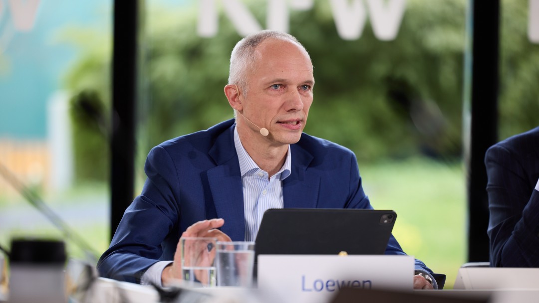 Vorstandsmitglied Bernd Loewen während der Bilanzpressekonferenz 2026 der KfW