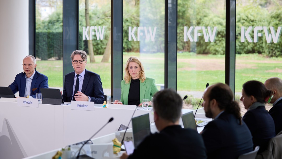 v.l.n.r. Vorstandsmitglied Bernd Loewen, Vorstandsvorsitzender Stefan Wintels und Direktorin der Konzernkommunikation Verena Köttker während der Bilanzpressekonferenz 2026 der KfW