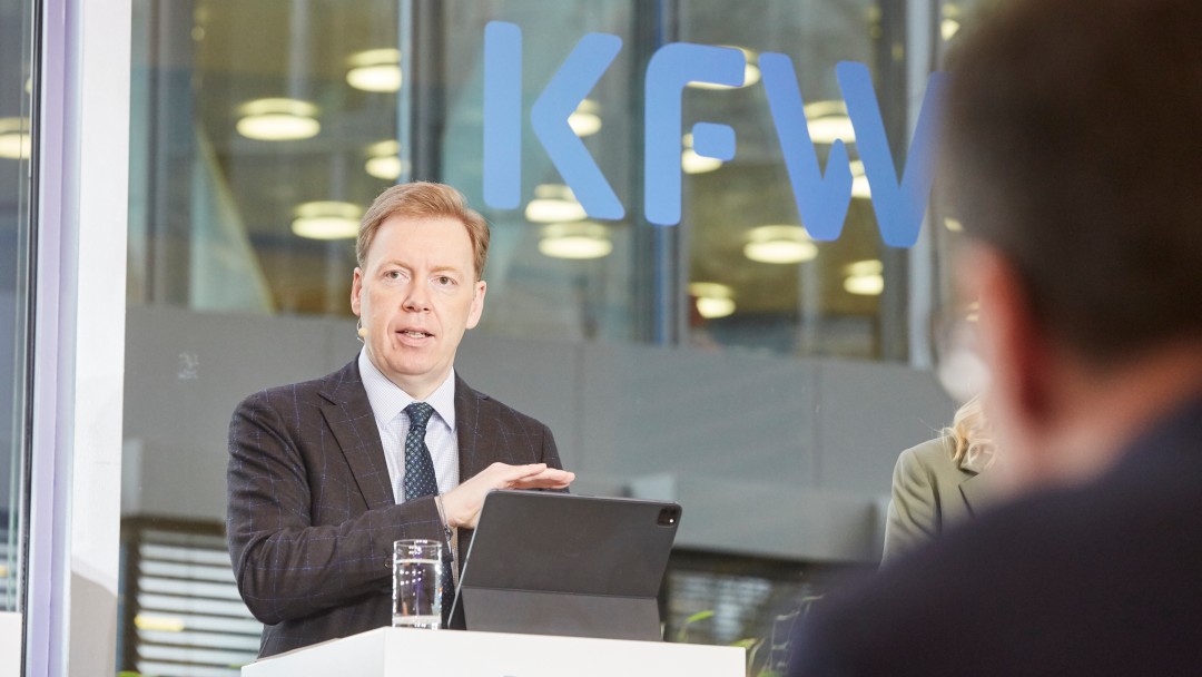 Der KfW-Vorstand Dr. Stefan Peiß während der Jahresauftaktpressekonferenz am 31.01.2023 in der KfW-Niederlassung Frankfurt