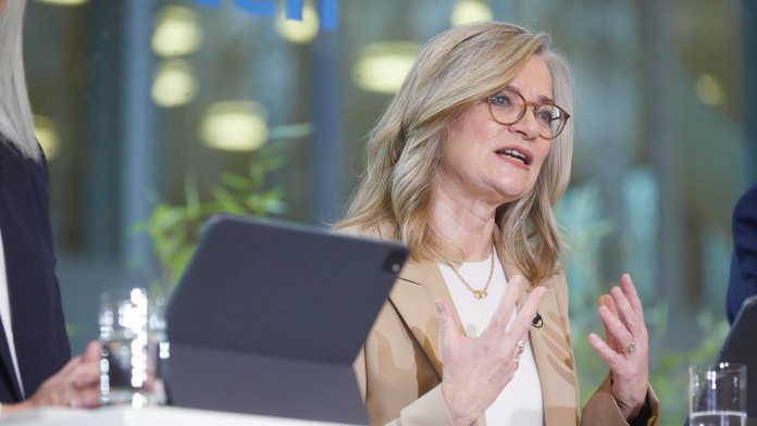 Vorstandsmitglied Christiane Laibach während der Jahresauftakt Pressekonferenz 2024 der KfW