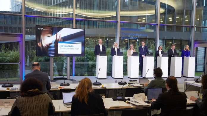 Der Gesamtvorstand während der Jahresauftakt Pressekonferenz 2024 der KfW
