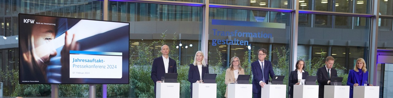 Der Gesamtvorstand während der Jahresauftakt Pressekonferenz 2024 der KfW