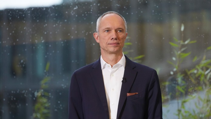 Vorstandsmitglied Bernd Loewen während der Jahresauftakt Pressekonferenz 2024 der KfW