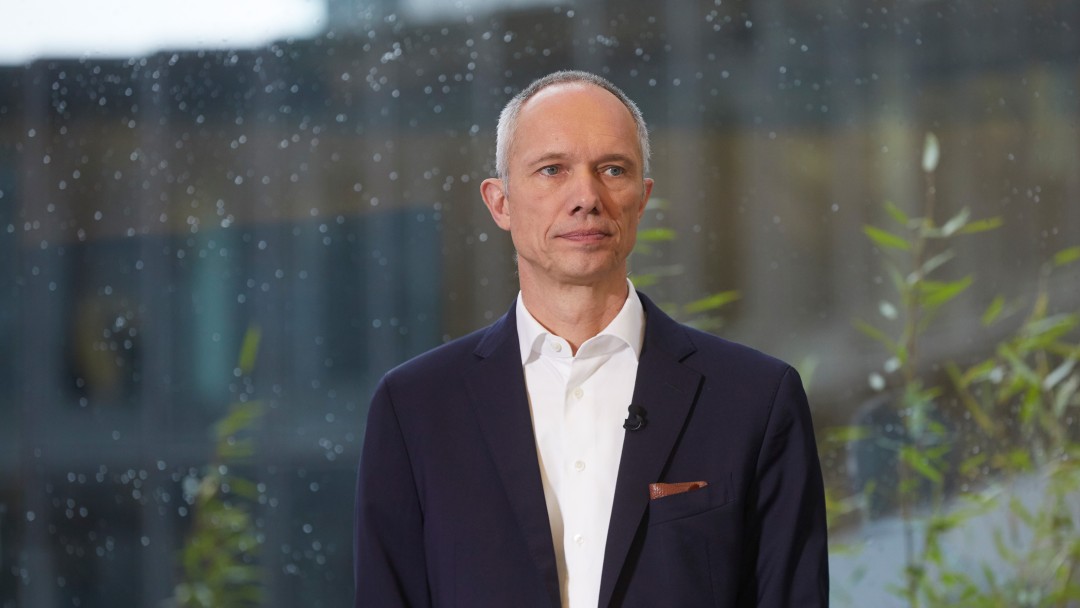 Vorstandsmitglied Bernd Loewen während der Jahresauftakt Pressekonferenz 2024 der KfW