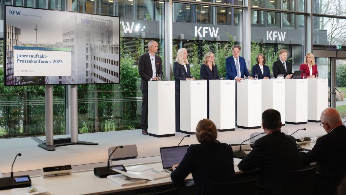 Jahresauftakt-Pressekonferenz 2025 der KfW Bankengruppe am Hauptsitz in Frankfurt am Main, v.l.n.r.: Bernd Loewen, Melanie Kehr, Christiane Laibach, Stefan Wintels, Katharina Herrmann, Stefan Peiß und Verena Köttker