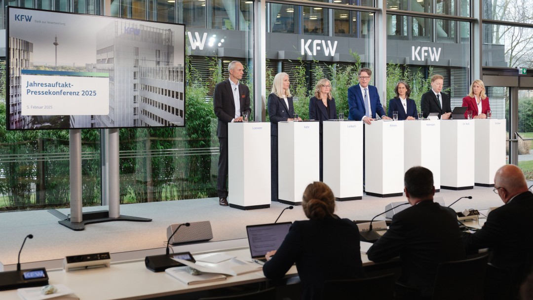 Jahresauftakt-Pressekonferenz 2025 der KfW Bankengruppe am Hauptsitz in Frankfurt am Main, v.l.n.r.: Bernd Loewen, Melanie Kehr, Christiane Laibach, Stefan Wintels, Katharina Herrmann, Stefan Peiß und Verena Köttker