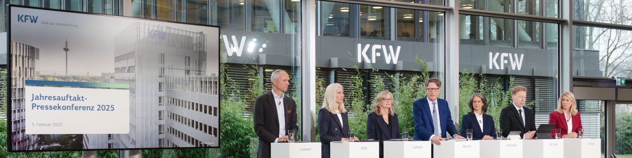 Jahresauftaktpressekonferenz 2025 der KfW Bankengruppe am Hauptsitz in Frankfurt am Main, v.l.n.r.: Bernd Loewen, Melanie Kehr, Christiane Laibach, Stefan Wintels, Katharina Herrmann, Stefan Peiß und Verena Köttker