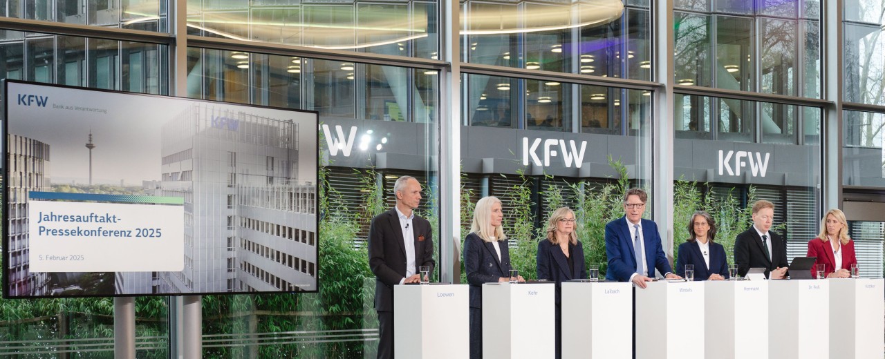 Jahresauftaktpressekonferenz 2025 der KfW Bankengruppe am Hauptsitz in Frankfurt am Main, v.l.n.r.: Bernd Loewen, Melanie Kehr, Christiane Laibach, Stefan Wintels, Katharina Herrmann, Stefan Peiß und Verena Köttker