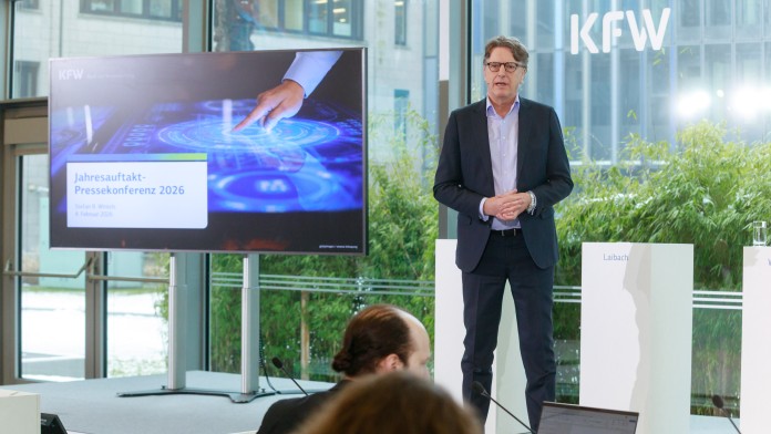 From left to right: Lars Klingbeil, Katherina Reiche and Stefan Wintels on the sidelines of the press conference on the Germany Fund at KfW's Berlin branch.