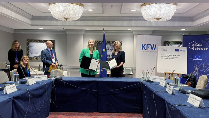 Jutta Urpilainen, EU-Kommissarin für Internationale Partnerschaften unterzeichnet mit KfW-Vorstandsmitglied Christiane Laibach einen Garantierahmenvertrag in Brüssel