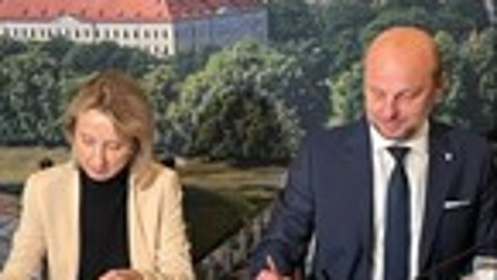 Eine Frau und ein Mann bei der Vertragsunterzeichnung