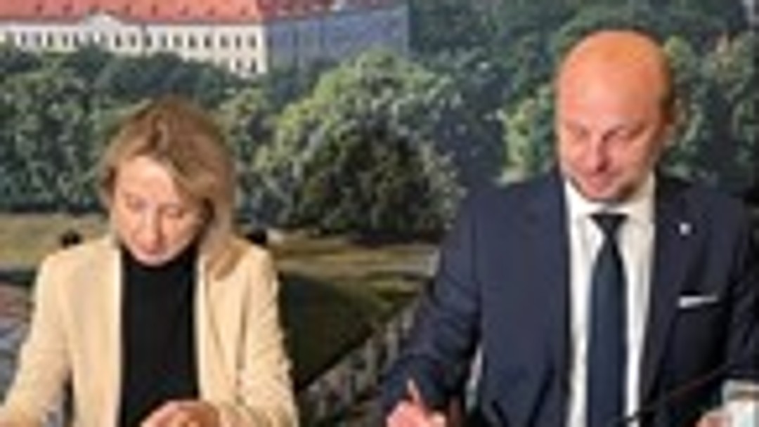 Eine Frau und ein Mann bei der Vertragsunterzeichnung