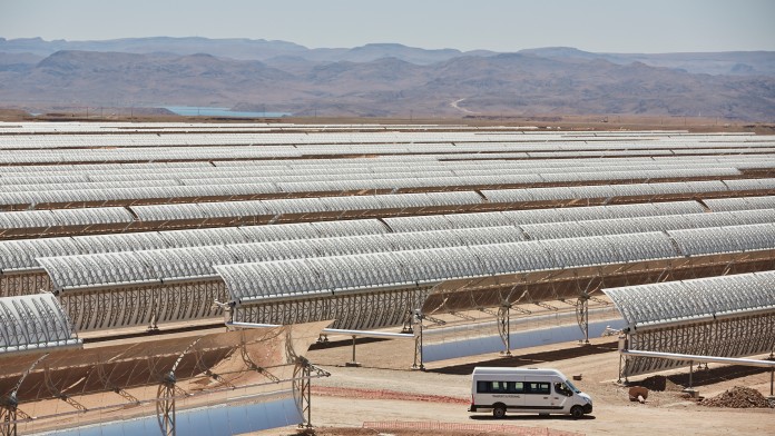 Blick auf ein Solarkraftwerk in der Wüste