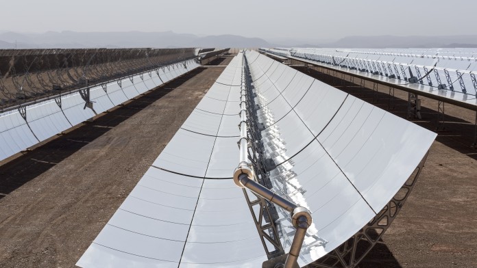 Parabolrinnenspiegel auf dem Solarfeld NOOR I des Solarkraftwerks Ouarzazate
