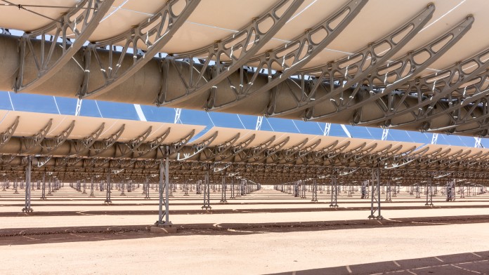 Parabolinnenspiegel auf dem Solarfeld NOOR I des Solarkraftwerks Ouarzazate