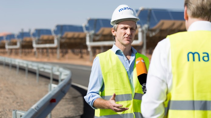 Projektmanager Energie Markus Faschina während eines Interviews mit dem ZDF-Filmteam auf dem Solarfeld NOOR I des Solarkraftwerks Ouarzazate.