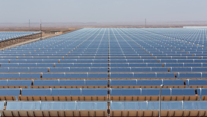 Parabolrinnenspiegel auf dem Solarfeld NOOR I des Solarkraftwerks Ouarzazate