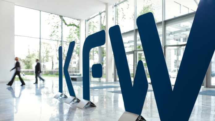 Logo der KfW im Eingangsbereich der KfW Zentrale in Frankfurt am Main