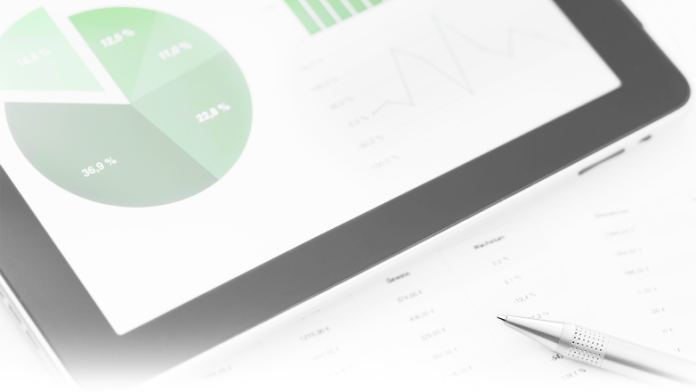 Tablet mit Charts und Diagrammen auf dem Bildschirm