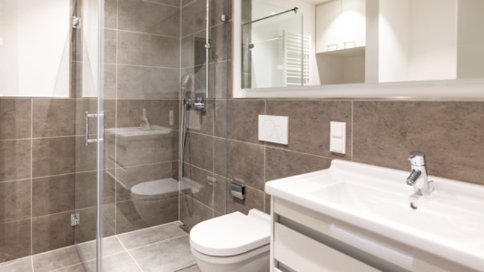 Barrierfreies Bad mit bodengleicher Dusche und großem niedrigem Waschbecken