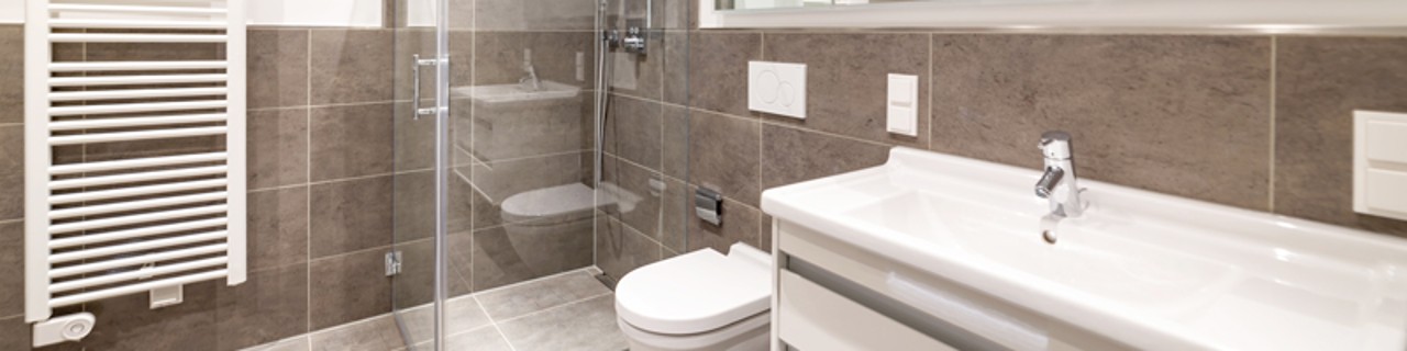 Barrierfreies Bad mit bodengleicher Dusche und großem niedrigem Waschbecken