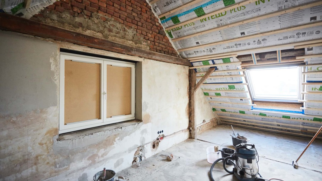 Blick in ein ausgebautes und gedämmtes Dachgeschoss