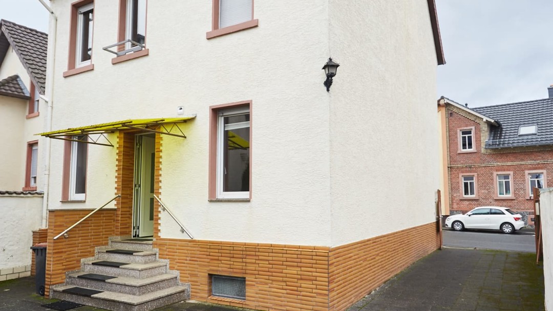 Frontansicht eines Hauses, vor der Sanierung