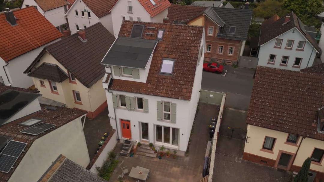 Luftaufnahme eines Hauses in einem Wohngebiet