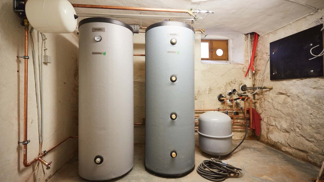 Blick in den Heizungskeller mit einer modernen Luftwärmepumpe