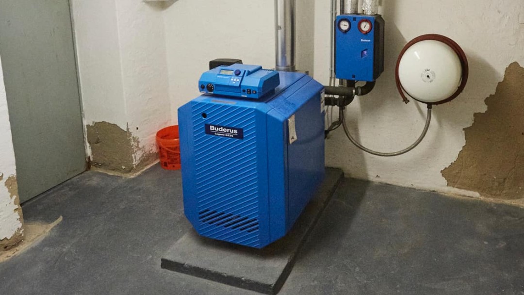 Blick in den Heizungskeller mit einer alten Gasheizung