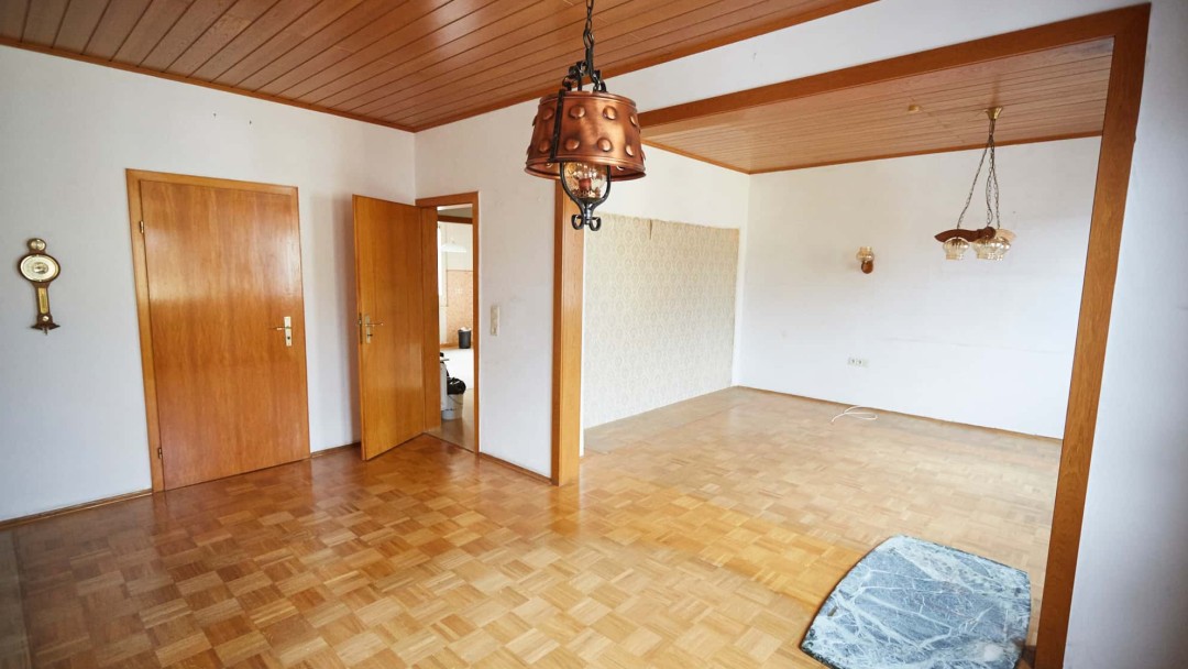 Innenansicht eines leeren Zimmers vor der Sanierung