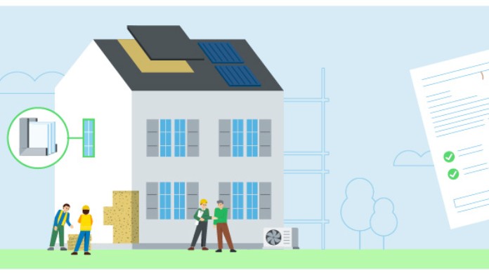 Zwei Personen stehen im Vordergrund vor einem Haus an dem Sanierungsarbeiten stattfinden und eine Checkliste wird von rechts unten ins Bild gehalten