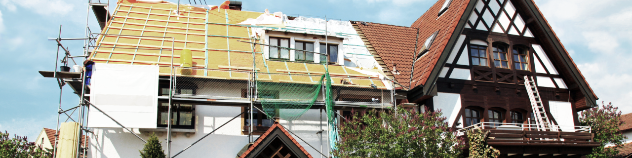 Ein Haus wird von außen saniert