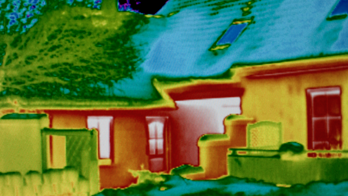 Aufnahme der Außenansicht eines Hauses mit einer Wärmebildkamera