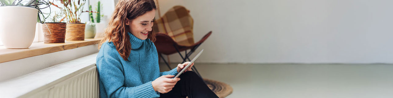 Ein Paar sitzt gemeinsam vor einem Computer.