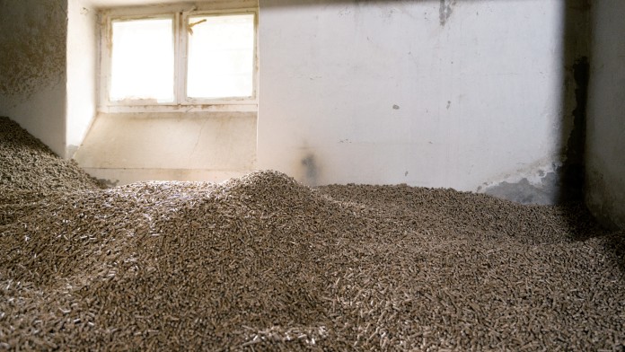 Eine große Mengen an Pellets befinden sich in einem Lagerraum.