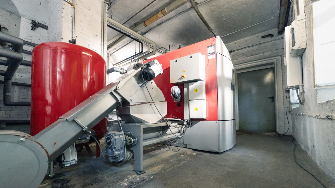 Große Pelletheizunganlage in Keller.