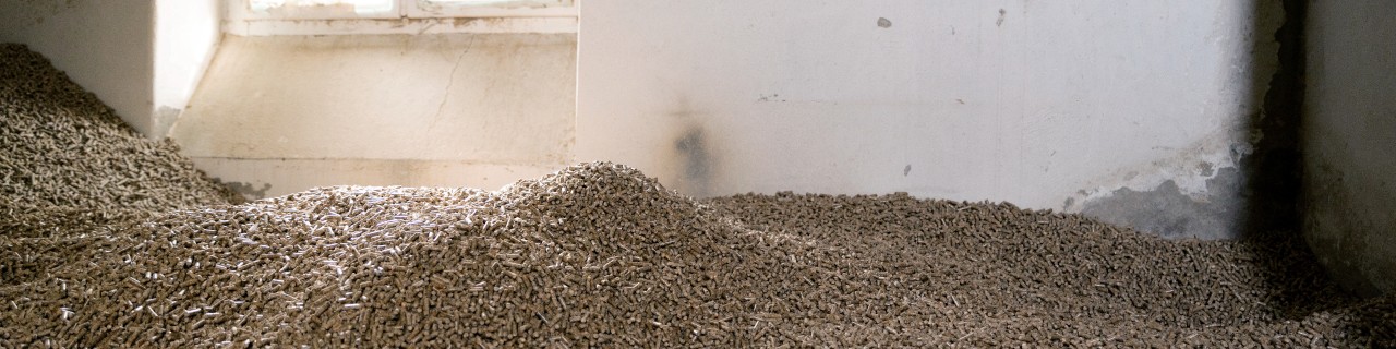 Eine große Mengen an Pellets befinden sich in einem Lagerraum.