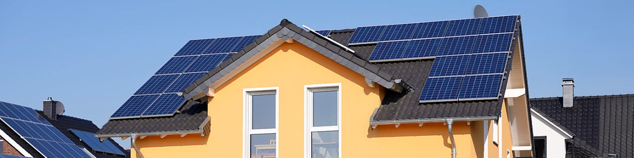 Neubau eines Einfamilienhauses mit Photovoltaik-Anlage auf dem Dach.
