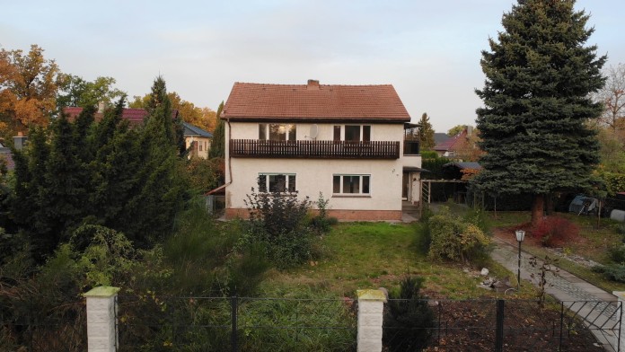 Dronenaufnahme aus der Luft von einem bestehenden Einfamilienhaus