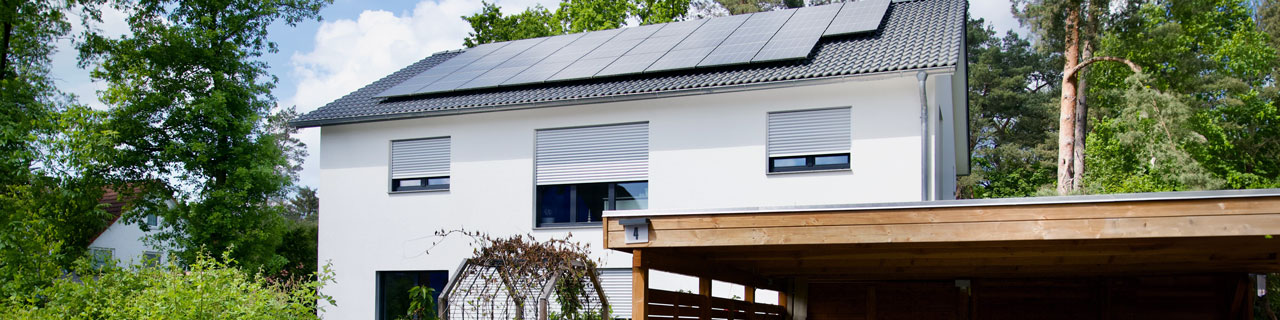 Außenansicht eines Einfamilienhaus mit Photovoltaikanlage auf dem Dach
