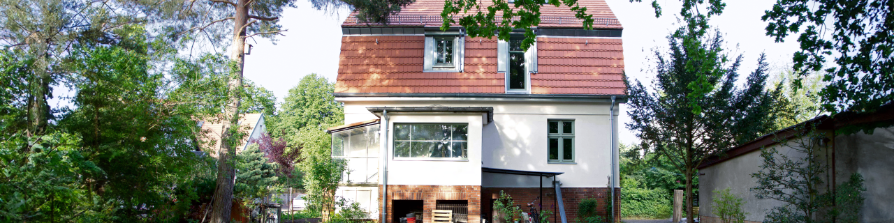 Frontalansicht eines vor 1949 gebauten Einfamilienhauses 