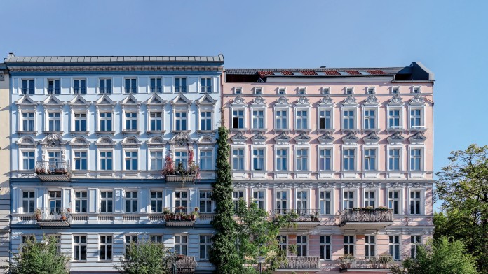 Außenaufnahmen eines historischen, neoklassizistischen Mehrfamilienhauses