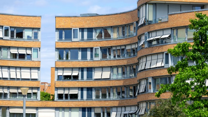 Blick von der Berliner Spree aus auf ein Mehrfamilienhaus im Viertel Moabit
