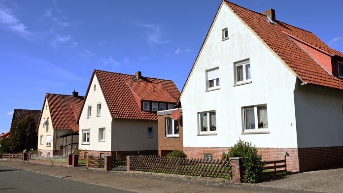 Ein Straßenzug mit typischen Nachkriegs-Mehrfamilienhäusern aus den 1960er Jahren